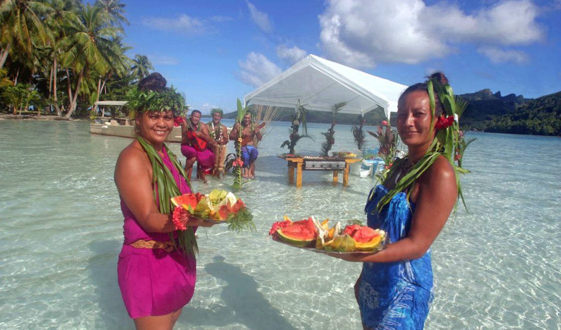 venez déguster des fruits tropicaux dans le lagon à Huahine pendant vos vacances en Polynésie