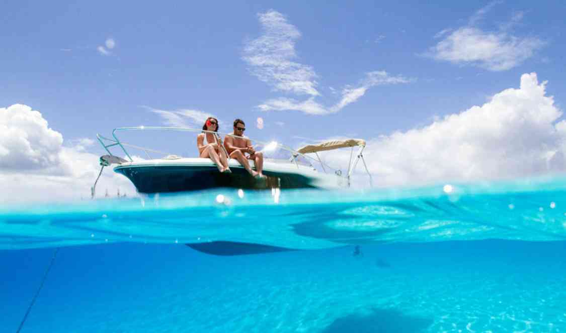 couple sur bateau privé dans le lagon à Bora Bora durant leur voyage en polynésie