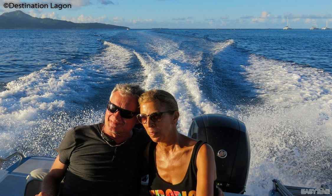 couple sur le retour à raiatea après le tour de l'île de Tahaa en bateau