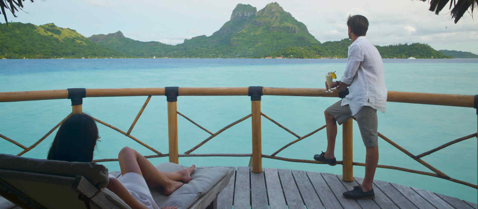 couple sur la terrasse de leur bungalow sur pilotis à Bora Bora