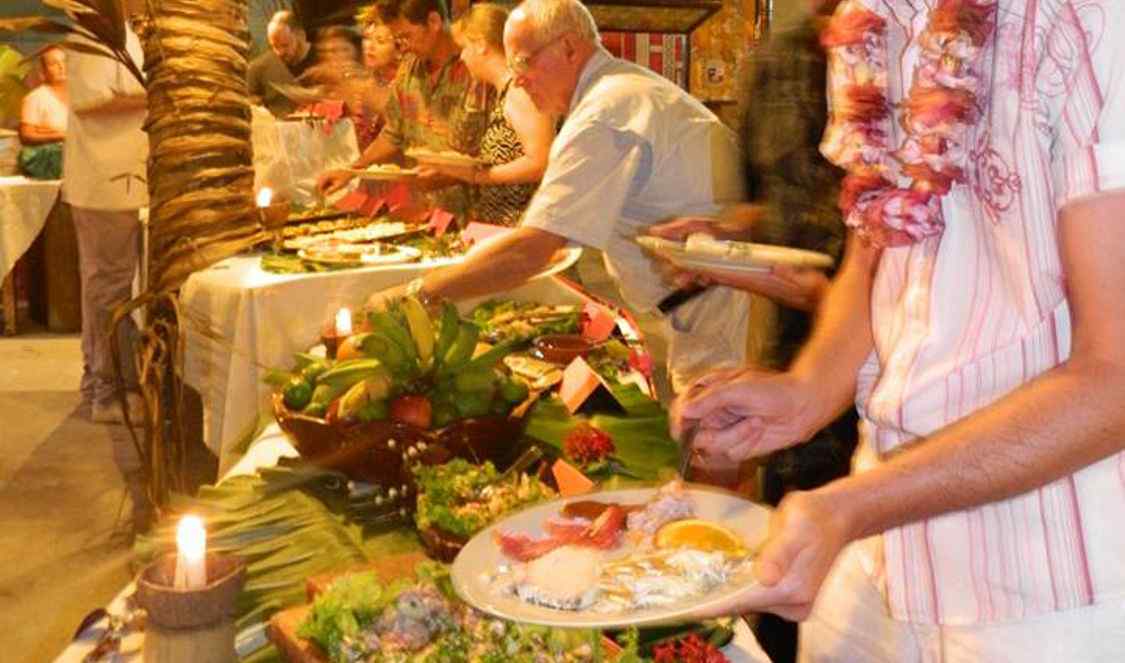 buffet tahitien avant le spectacle de danses traditionnelles à Moorea pour votre voyage en Polynésie