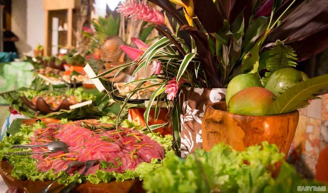 goutez au buffet polynésien à Moorea pendant votre voyage en Polynésie