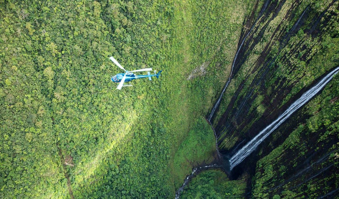 tour en hélicoptère avec vue cascade à Tahiti en polynesie