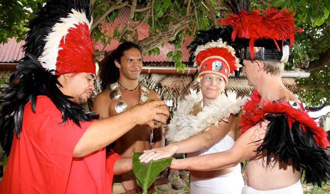 mariage traitionel ^polynésien au tiki village à Moorea durant votre voyage en Polynésie