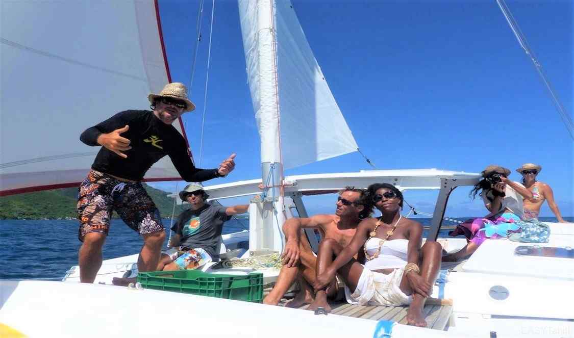 touristes sur bateau tabu à moorea durant voyage en Polynésie