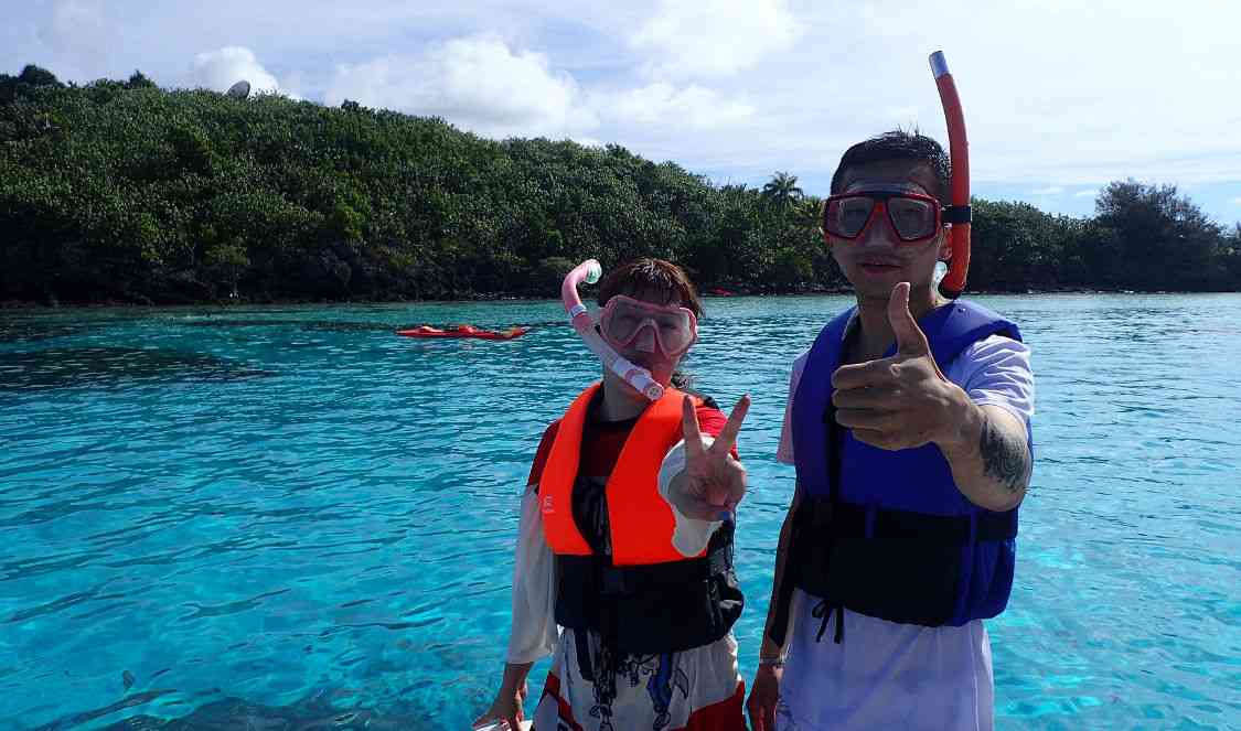 touristes prêts à plonger dans le lagon de Bora Bora durant leur voyage en Polynésie