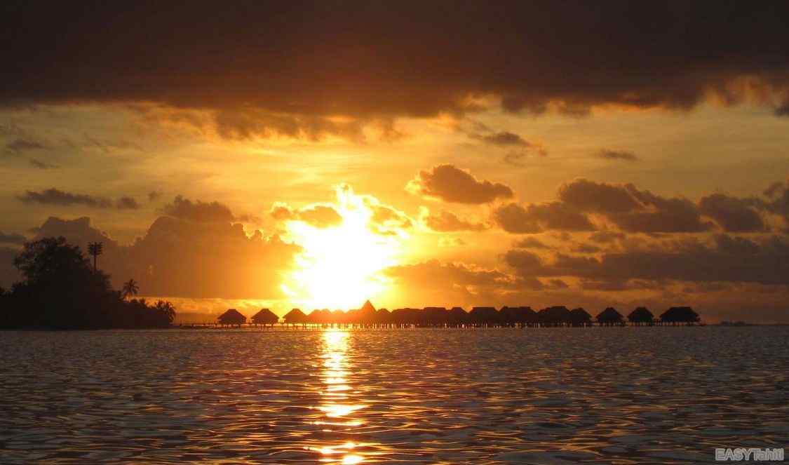 coucher du soleil en bateau à Moorea durant votre séjour en Polynésie