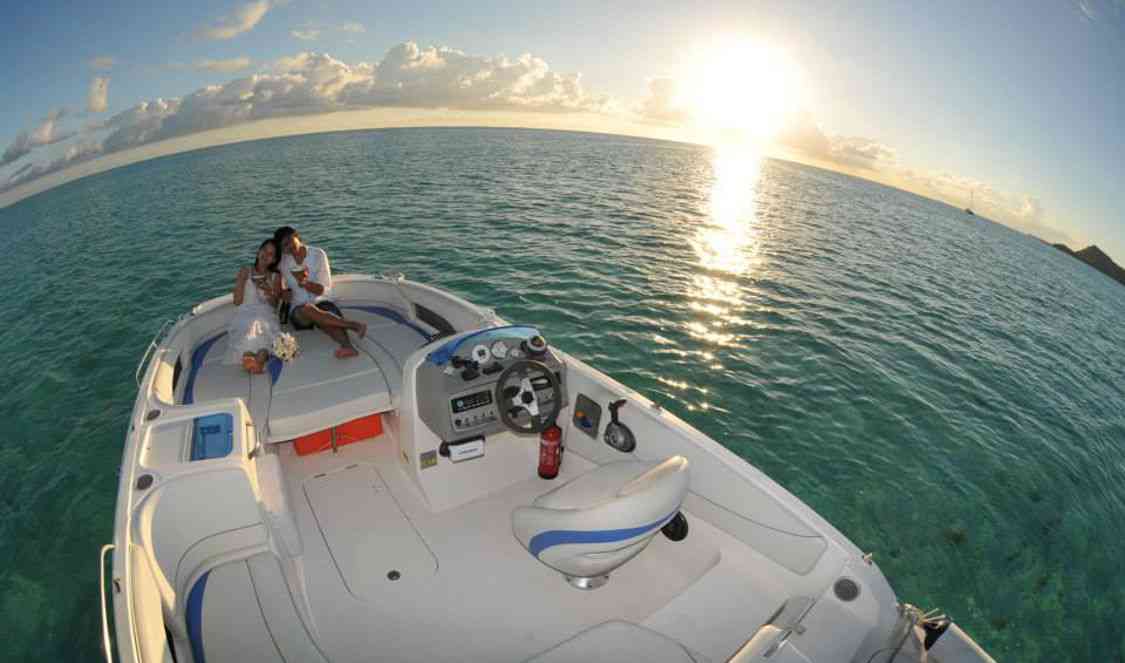 tour privé en couple au coucher du soleil à Bora Bora durant votre voyage en Polynésie