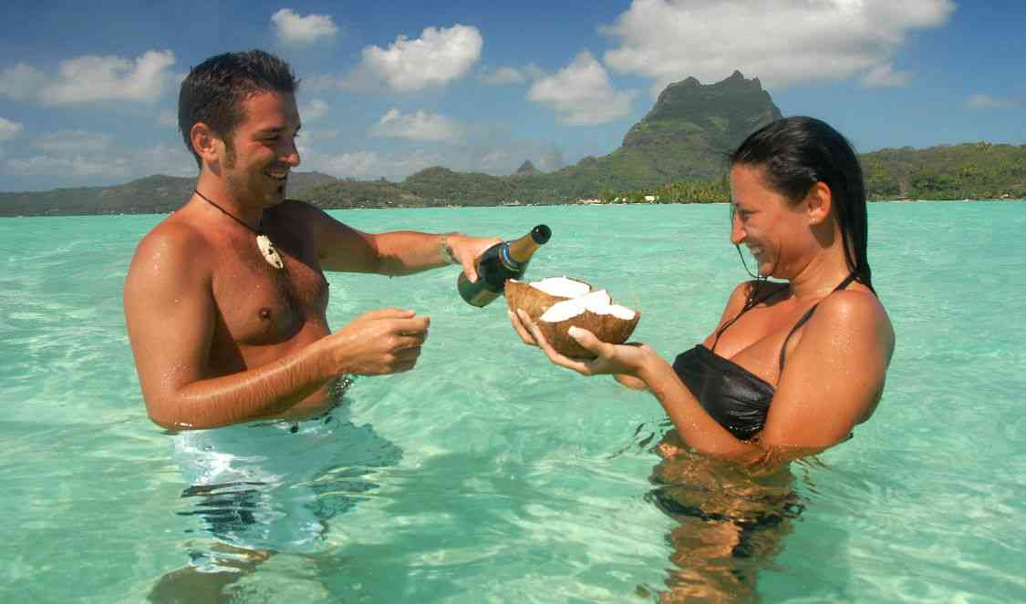 boire du champagne dans le lagon de Bora Bora durant un voyage à Tahiti