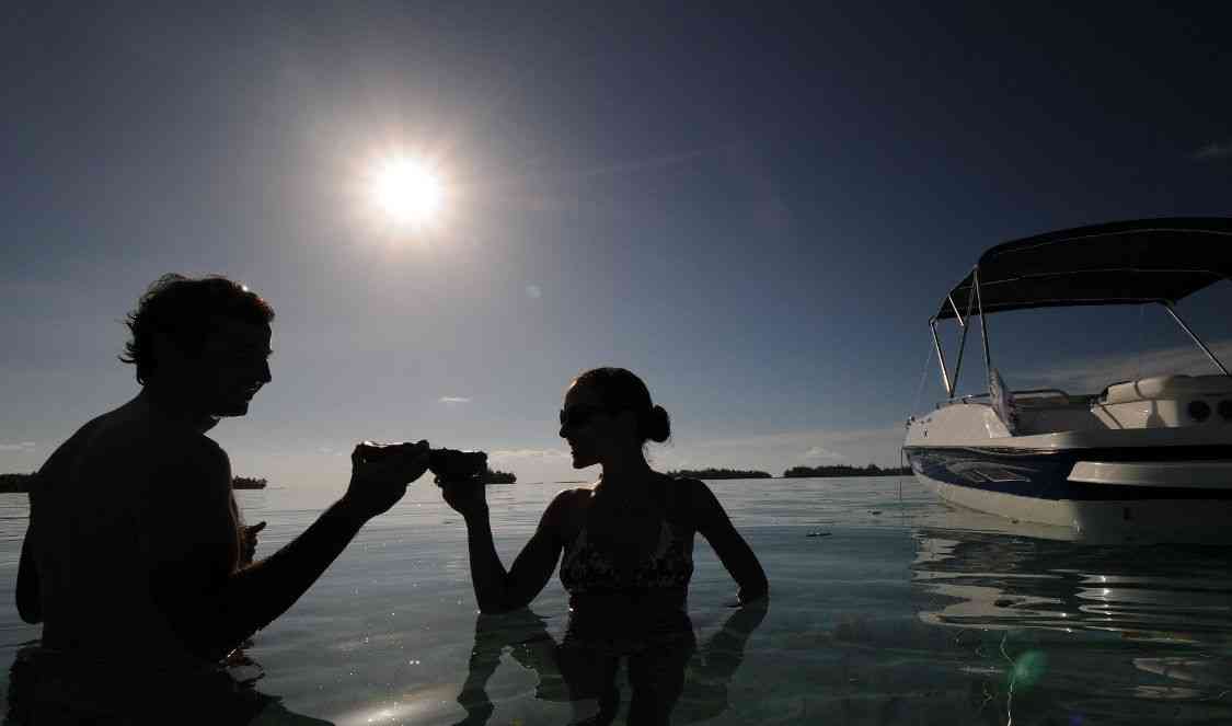 boire du champagne dans le lagon de Bora Bora, parfait pour instragram, durant votre séjour en Polynésie