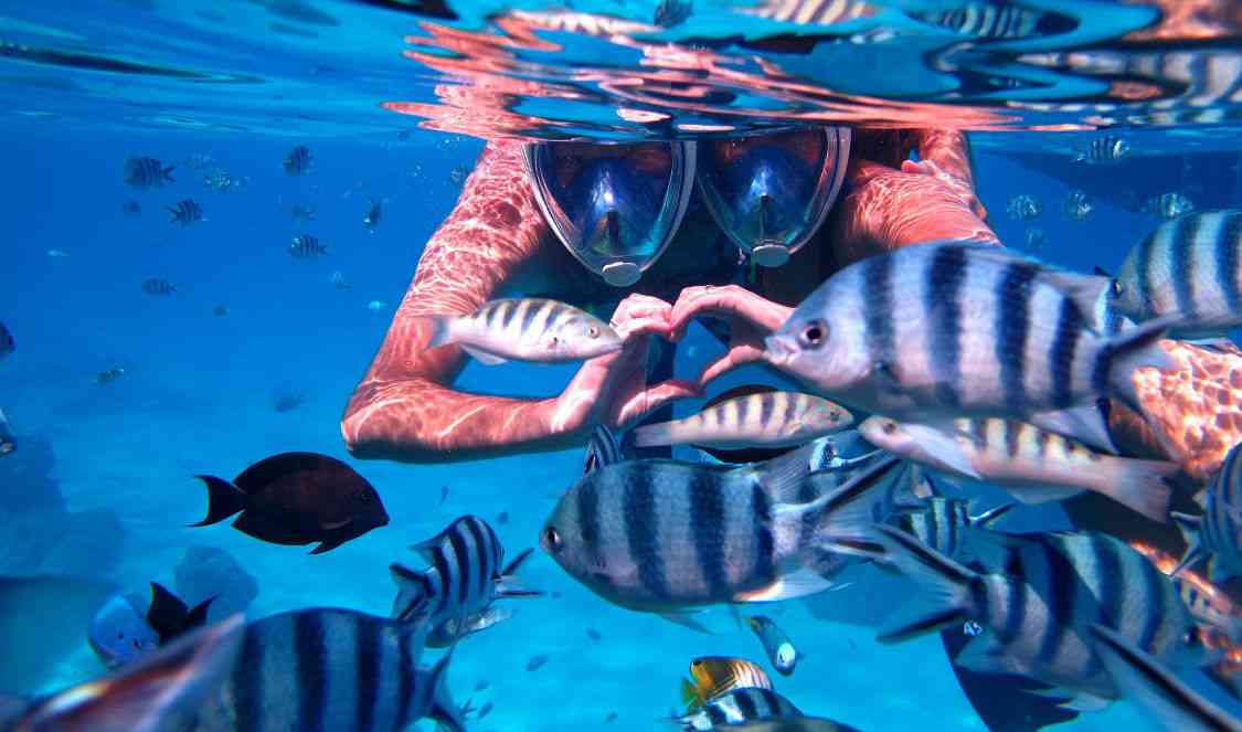 couple avec masques et tubas en tour privé découverte du lagon à Bora Bora