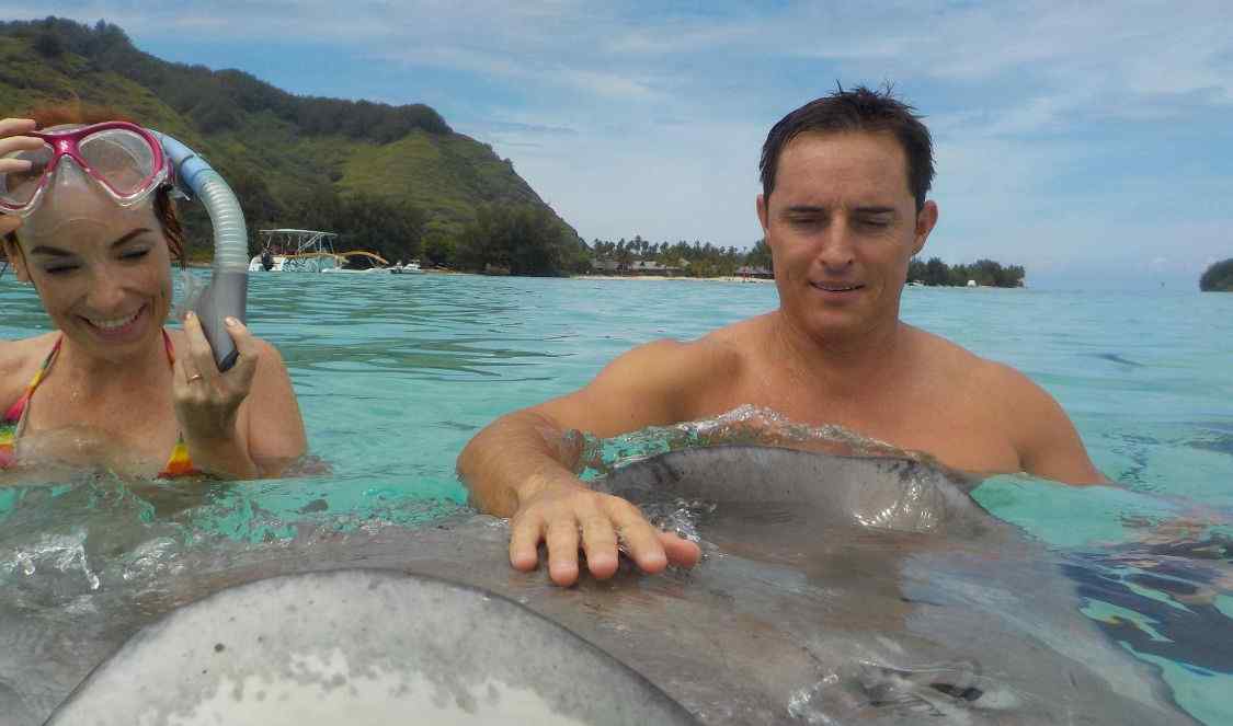 venez toucher les raies à Moorea durant un tour en jetski pendant vos vacances en Polynésie