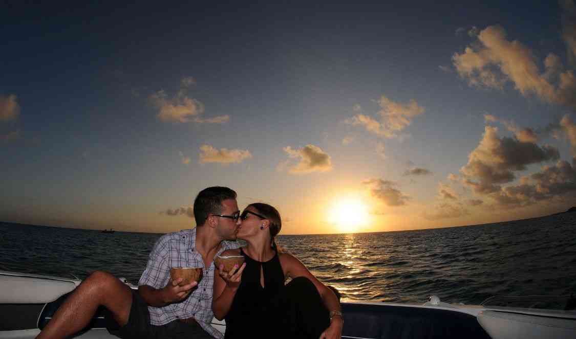 boire du champagne et s'embrasser sur le lagon de Bora Bora en croisière privée