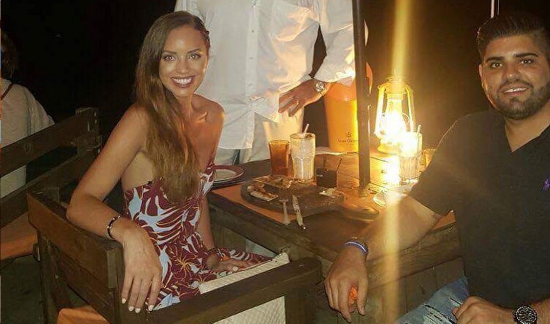 couple having dinner restaurant moorea beach cafe during a moorea vacation