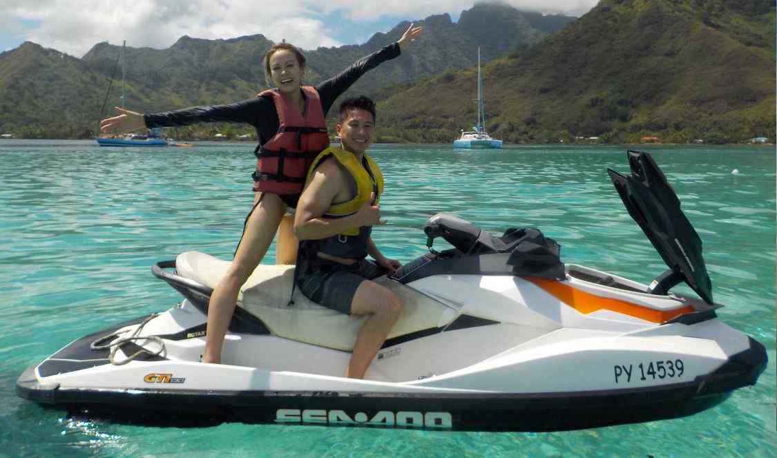 comme ce couple amusez en jetski à Moorea durant votre séjour en Polynésie