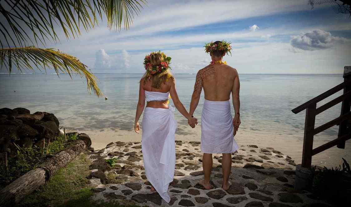 couple après son mariage traditionnel tahitien au tiki village a Moorea en Polynésie