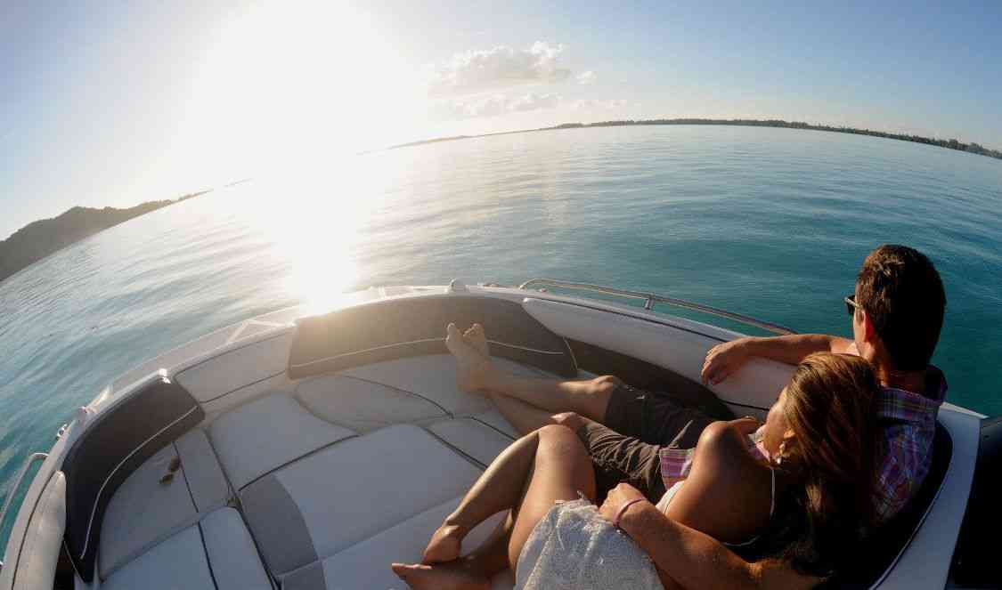 tour du lagon de Bora Bora en bateau au coucher de soleil durant votre voyage en Polynésie