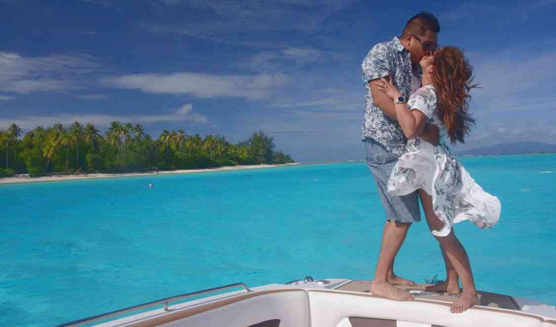 couple en sceance photos durant un tour en bateau à Bora Bora pendant un voyage de noces en Polynésie