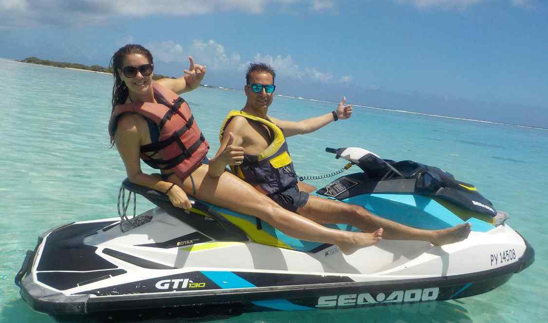 couple en lune miel sur jet ski tour du lagon de Moorea pour votre voyage en polynésie