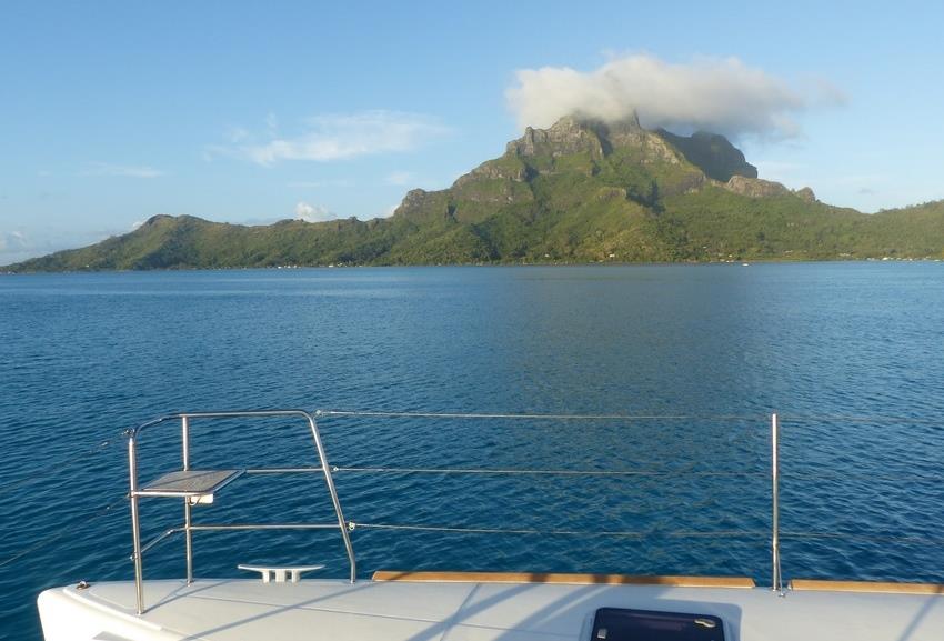 vue du catamaran sur l’île de Bora Bora