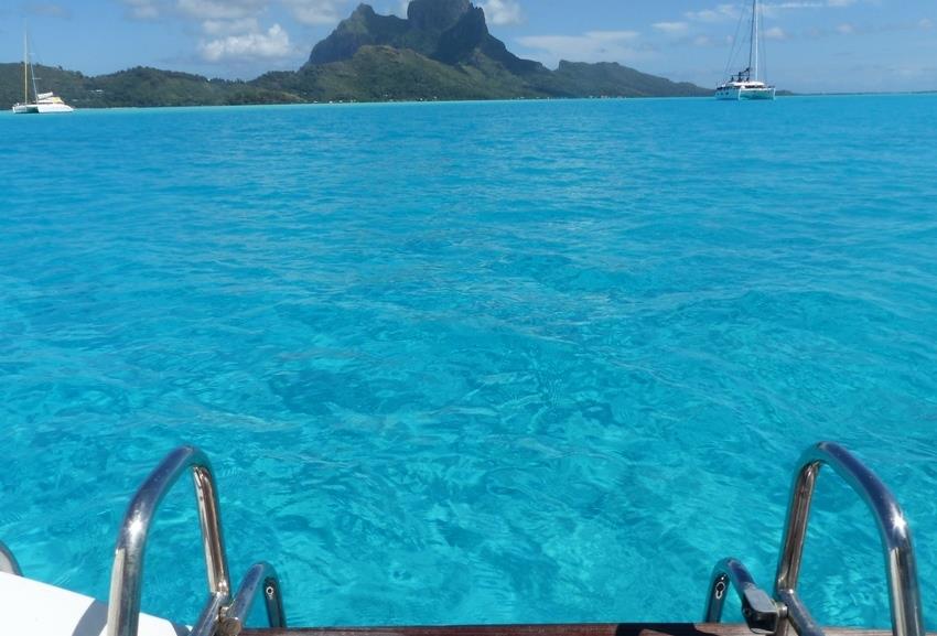 vue sur le lagon de Bora Bora en Polynésie depuis votre catamran