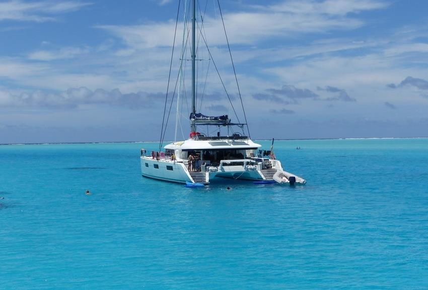 catamaran sur le lagon de Bora Bora en Polynésie