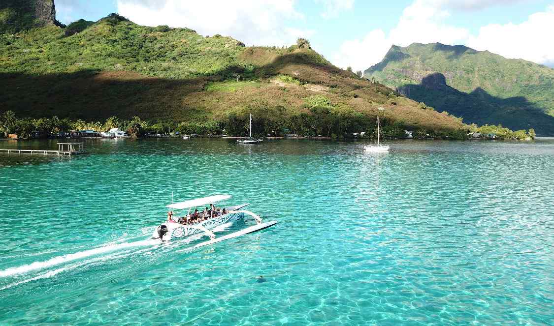 croisière découverte en bateau sur le lagon de l'île de Moorea pendant votre voyage en Polynésie