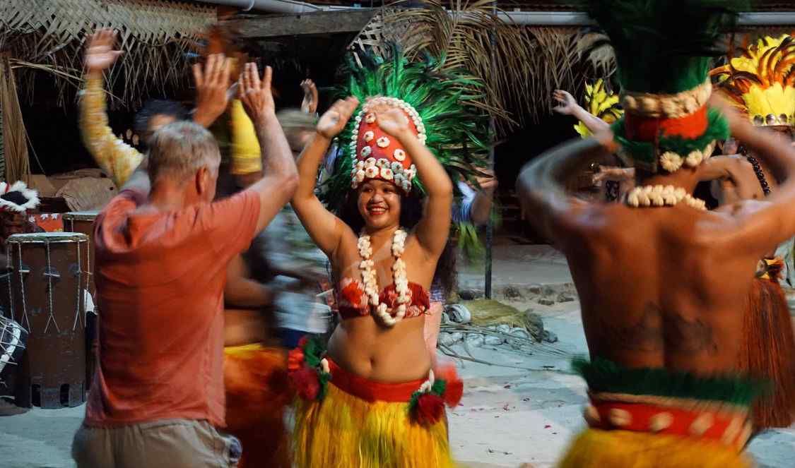 invitation de touristes à la danse traditionnelle à Moorea durant leur voyage en Polynésie