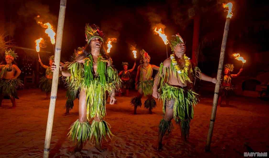 découvrez la danse tahitienne à Moorea au Tiki VIllage pendant votre voyage en Polynésie