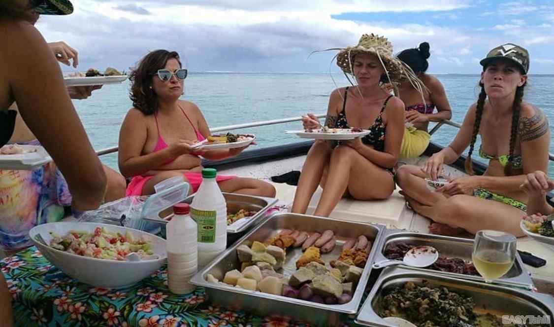 déjeuner local polynésien durant votre tour de la presquile de tahiti en Polynésie