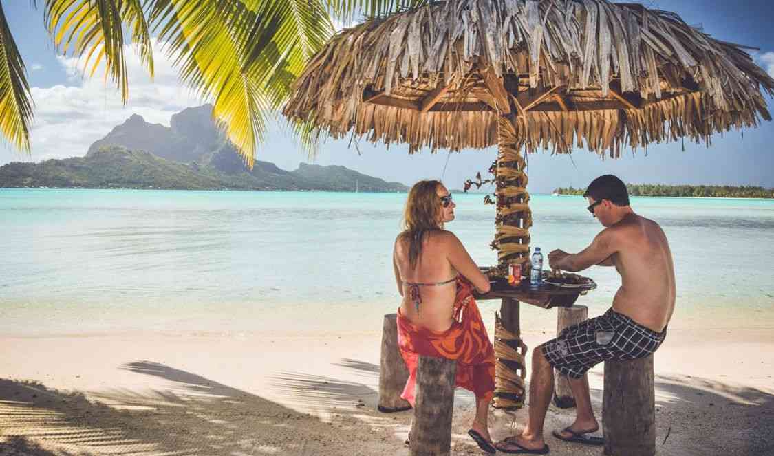 appréciez un déjeuner sur la plage à Bora Bora pendant votre voyage à Tahiti