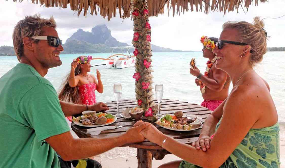 repas sur la plage à Bora Bora avec ambiance tahitienne pendant vos vacances en Polynésie
