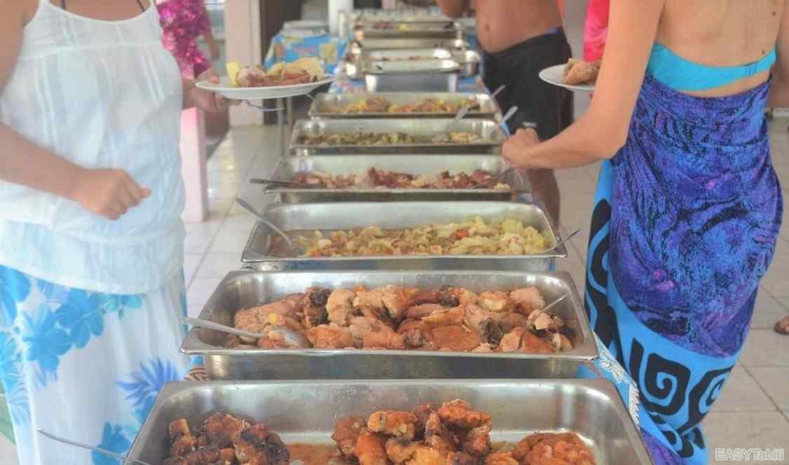 votre déjeuner buffet polynésien à Tahaa durant votre séjour en Polynésie
