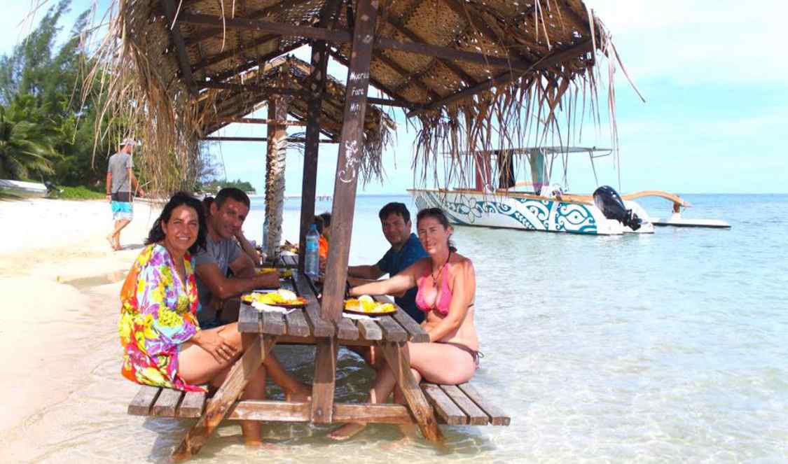 déjeuner les pieds dans le lagon pendant un tour lagonaire de Moorea durant votre voyage en Polynésie