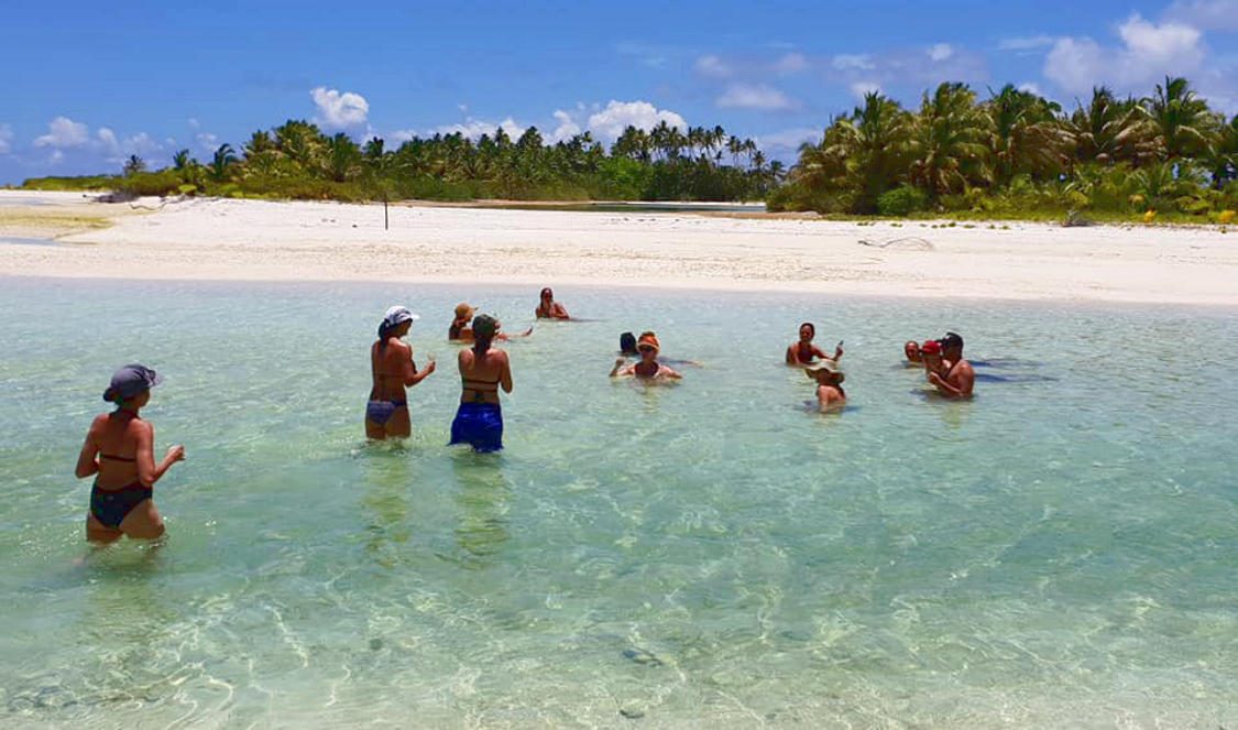 baignade en groupe durant une excursion en catamaran sur l'ile de tetiaroa en polynésie