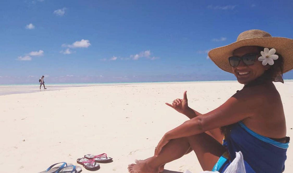 vahine sur une plage de sable blanc sur l'ile de tetiaroa en Polynésie