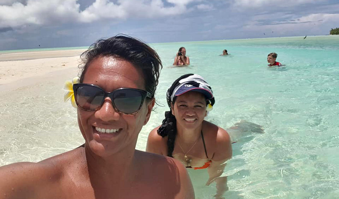 baignade dans le lagon de l'ile de Tetiaroa avec selfie durant votre voyage en polynesie