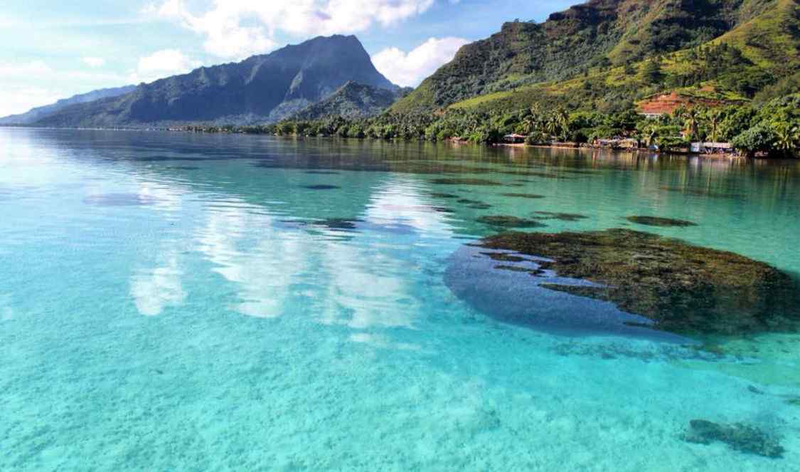 découvrez l'incroyable lagon de l'île de Moorea pendant un voyage de noces en Polynésie