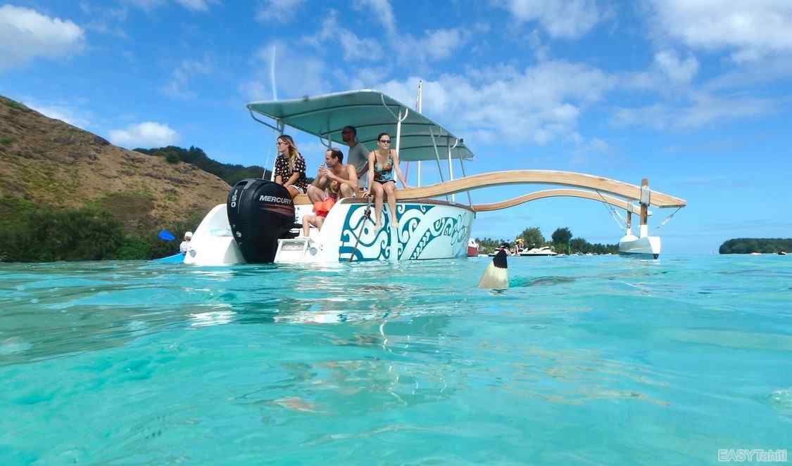 excursion en famille sur le lagon de Moorea, navigez en pirogue pendant votre voyage en Polynésie