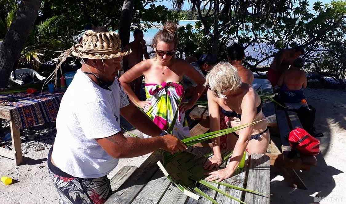apprentissage du tressage au lagon bleu à Rangiroa à faire durant vos vacances en Polynésie