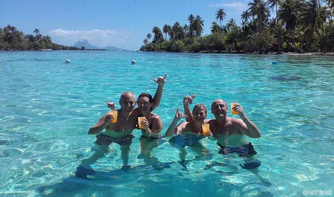 couples profitant d'un apéro au jardin de corail à Tahaa durant leur voyage en Polynésie