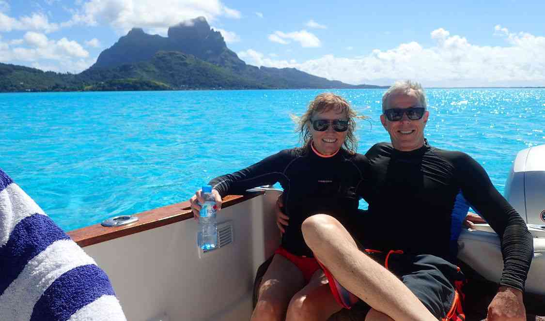 couple pendant le tour lagonaire de l'île de Bora Bora durant leur voyage en Polynésie