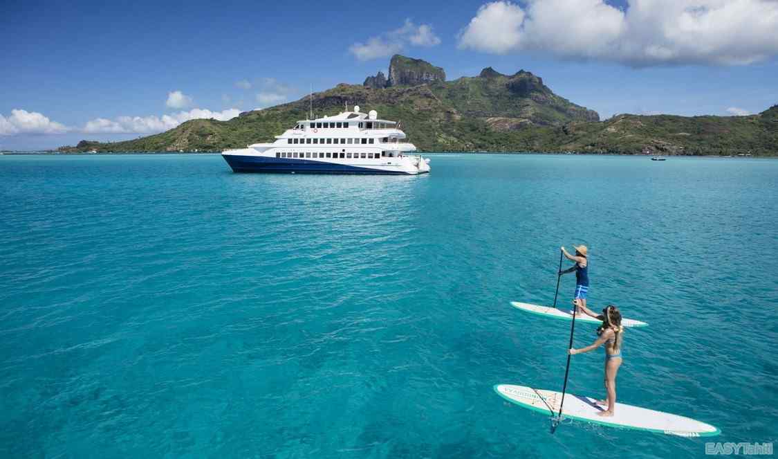 couple en paddle dans le lagon à Bora Bora durant leur voyage en polynésie