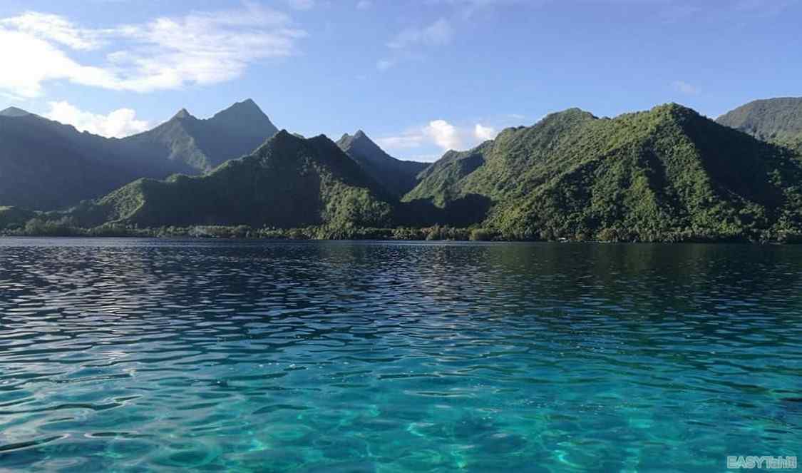 vue sur les montagnes de Teahupoo à la prequ'ile de Tahiti en polynésie