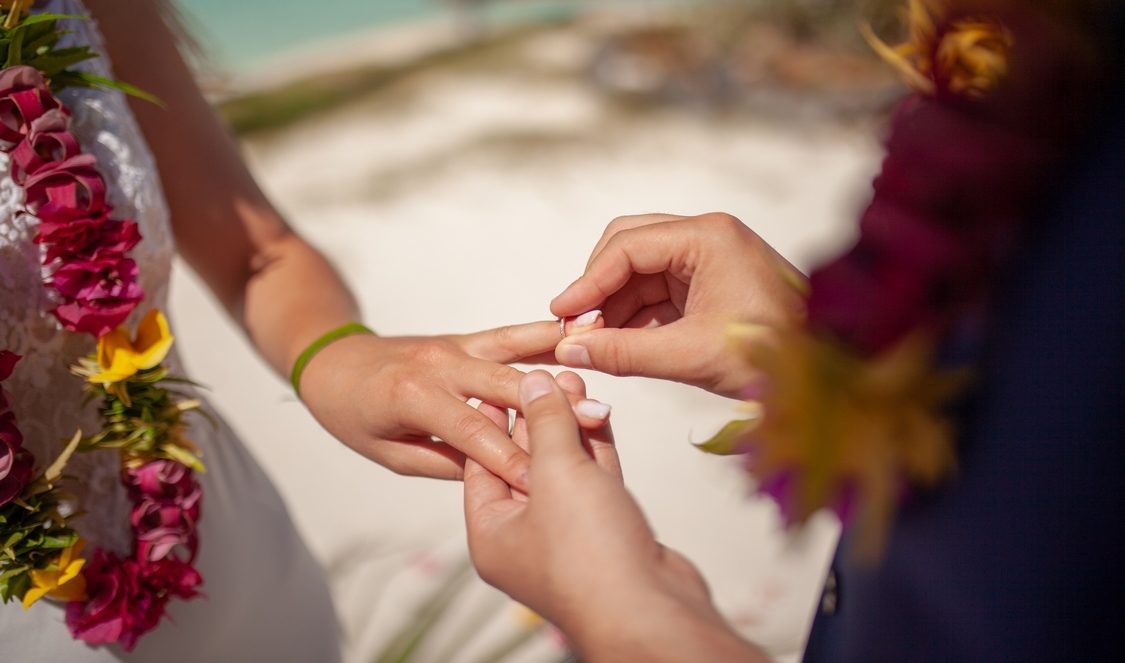 échange de bagues lors de mariage polynésien à Bora Bora