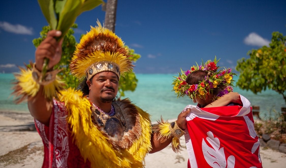 mariage traditionnel à Bora Bora à plage matira