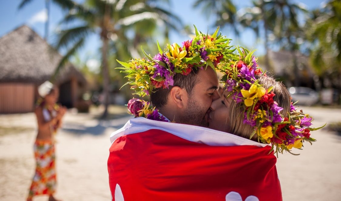 mariés à Bora Bora en Polynésie