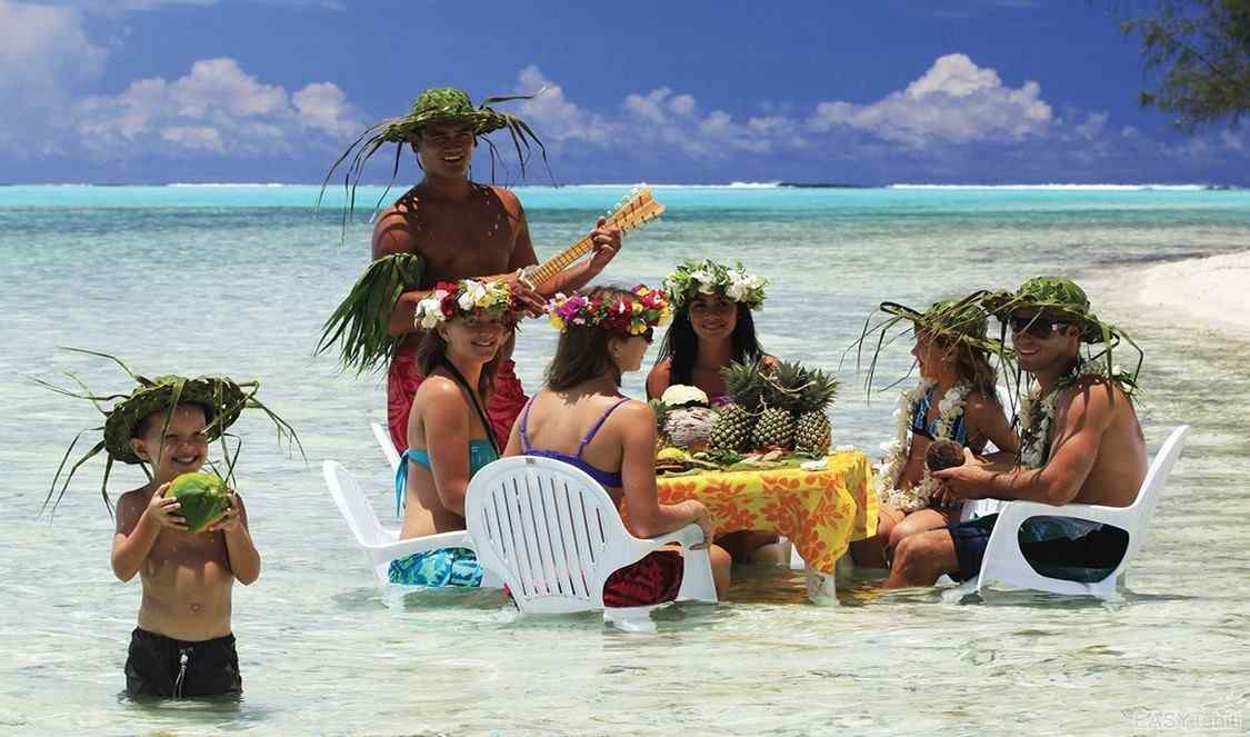 picnic tahitien en famille dans le lagon en Polynésie