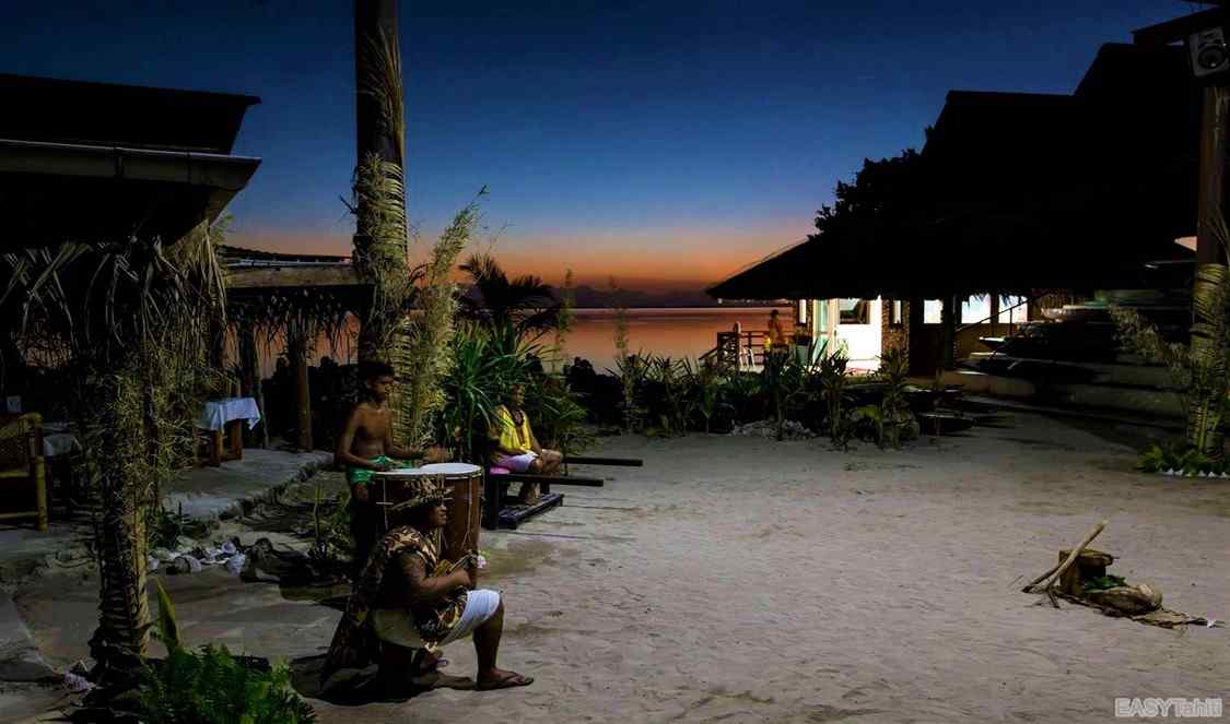 musiciens au début du show de danses polynésiennes à Moorea au Tiki Village