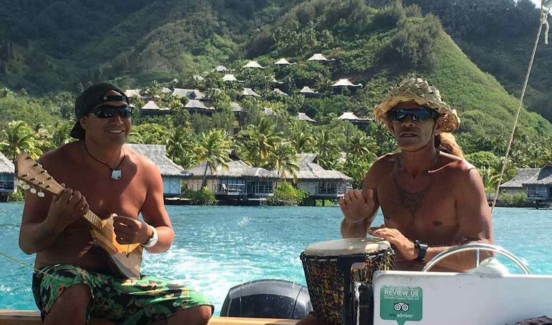 ambiance tahitienne avec vos guides jouant du ukulele durant votre tour du lagon à Moorea